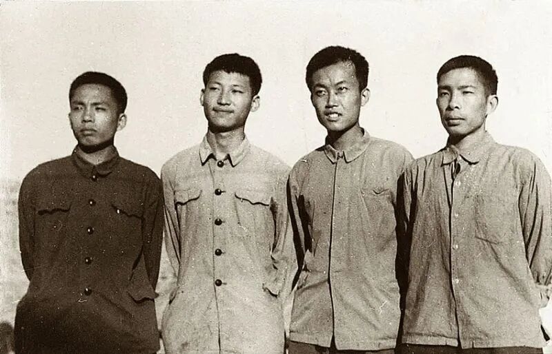 1973年,习近平和其他三位北京知青(图片来自《习近平的七年知青岁月》)